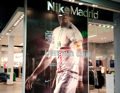 Nike decorado para escaparate en Parque Sur con vinilos impresos y vinilos de corte Nike decorado para escaparate en Parque Sur con vinilos impresos y vinilos de corte